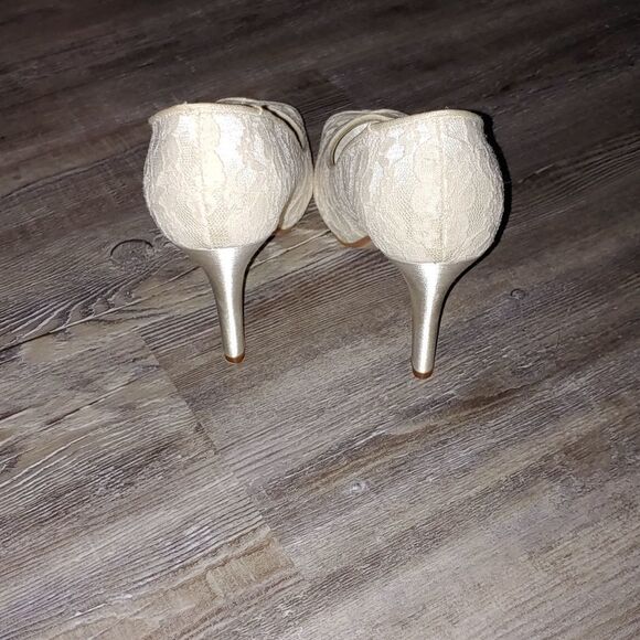 Touch Ups ivory lace peep toe heels Sz 8 - Picture 4 of 6